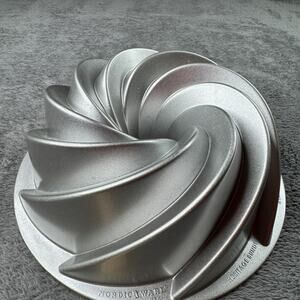 Nordic Ware Heritage 10 Cup Swirl Bundt Pan Made In USA 2.4 Liters